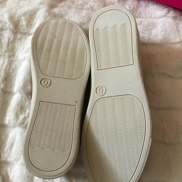 💮 SOLD 💮 Candie’s Leopard Print Slip-On Sneakers - Picture 2 of 4